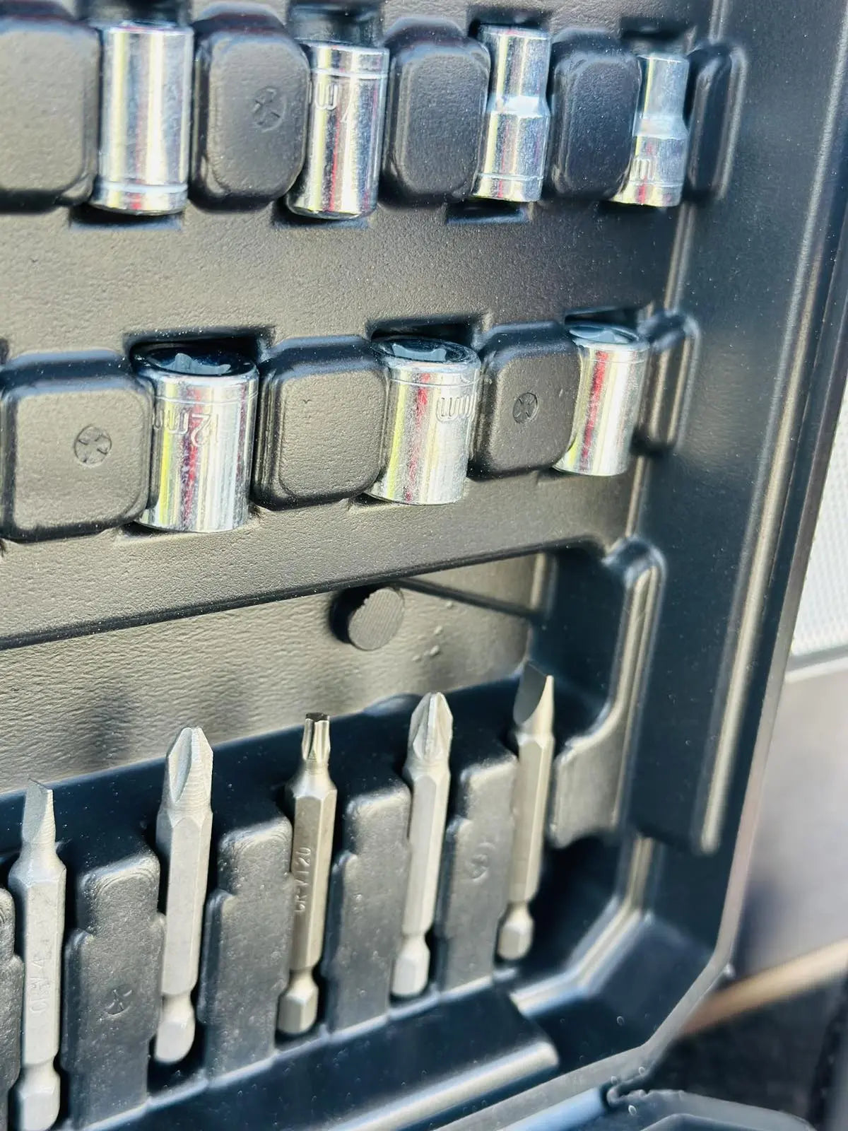 Aku builica 18V (SET od 28 komada) X2 BATERIJA Aku builica 18V (SET od 28 komada)