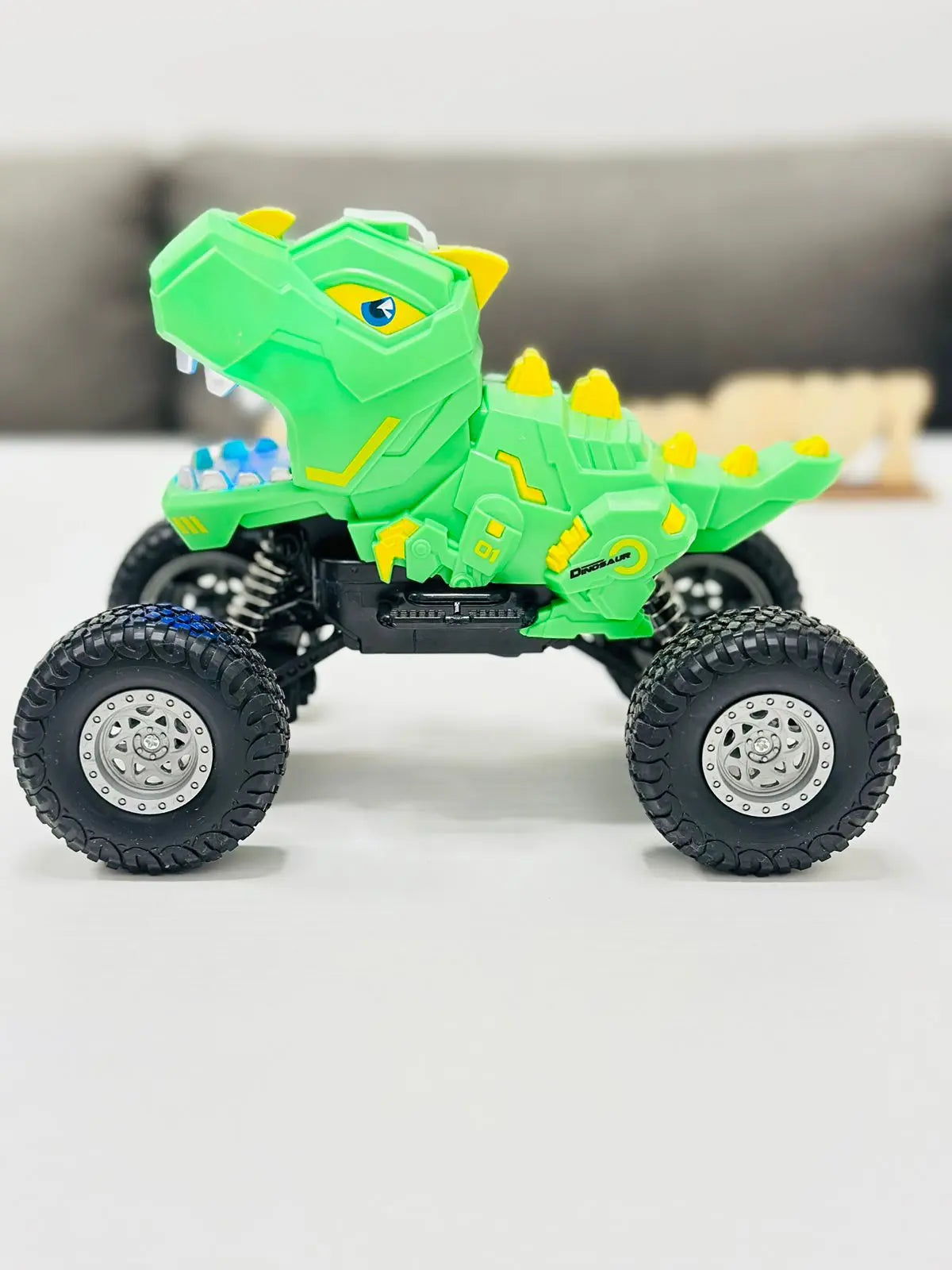 DINOSAUR 360 NA DALJINSKI SA EFEKTOM RIGANJA VODENOG SPREJA DINOSAUR 360 NA DALJINSKI SA EFEKTOM RIGANJA VODENOG SPREJA