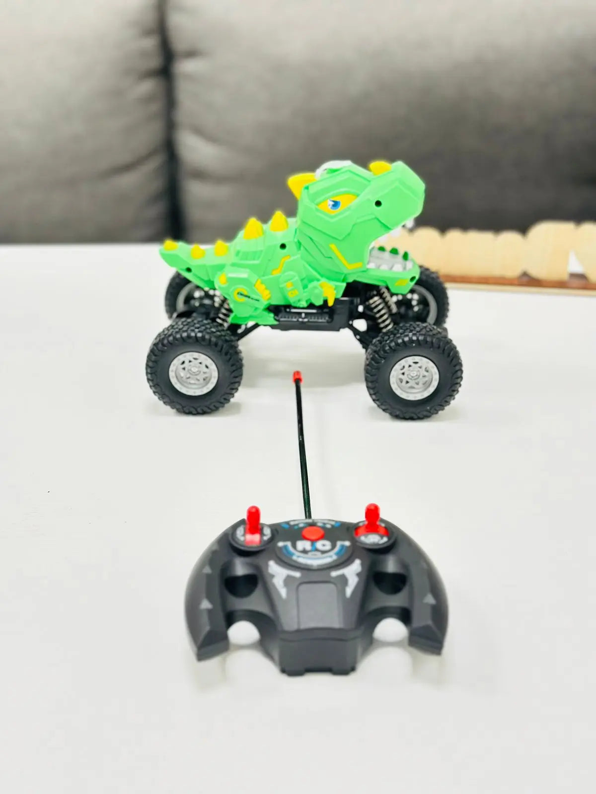 DINOSAUR 360 NA DALJINSKI SA EFEKTOM RIGANJA VODENOG SPREJA DINOSAUR 360 NA DALJINSKI SA EFEKTOM RIGANJA VODENOG SPREJA