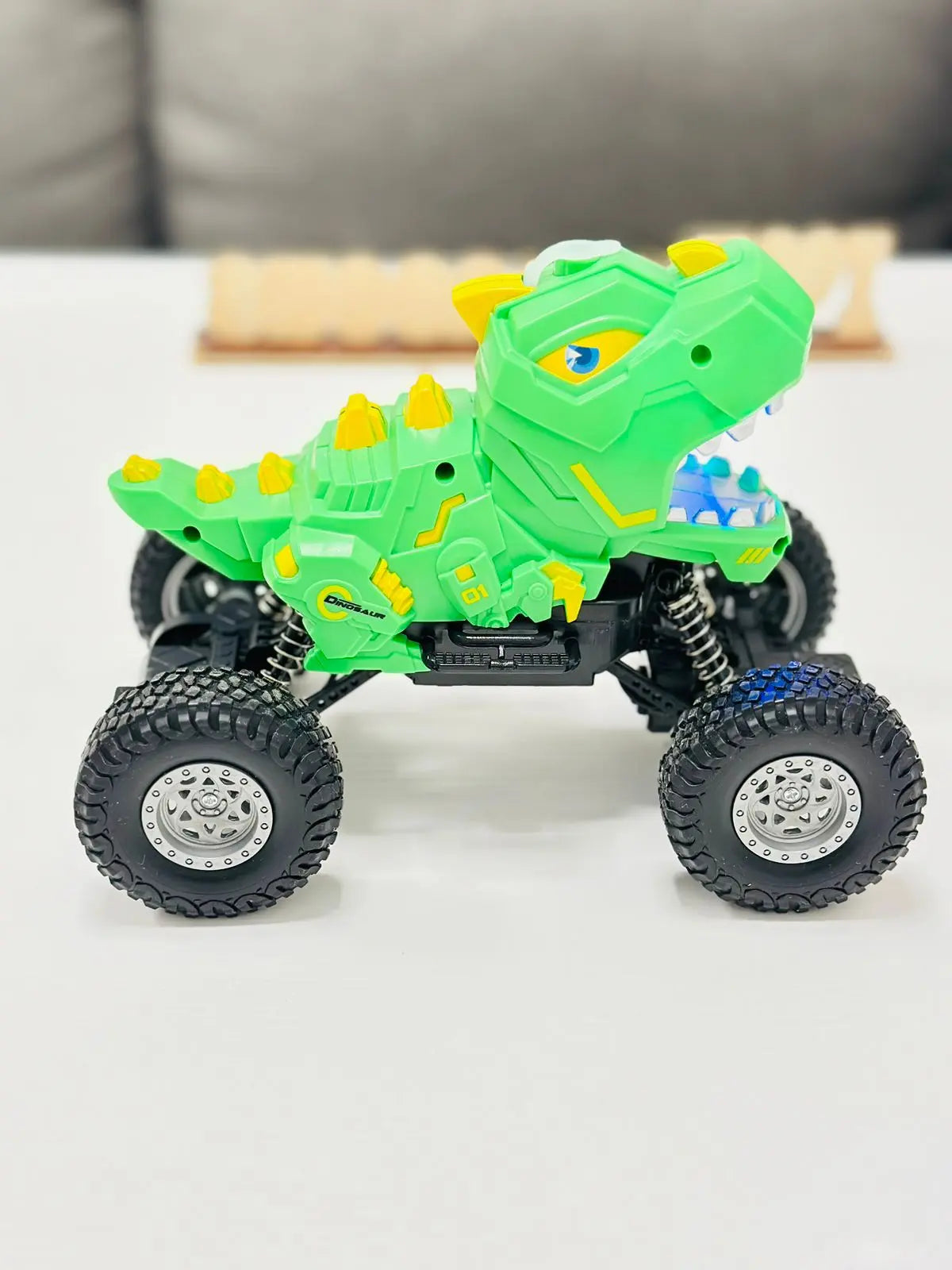 DINOSAUR 360 NA DALJINSKI SA EFEKTOM RIGANJA VODENOG SPREJA DINOSAUR 360 NA DALJINSKI SA EFEKTOM RIGANJA VODENOG SPREJA