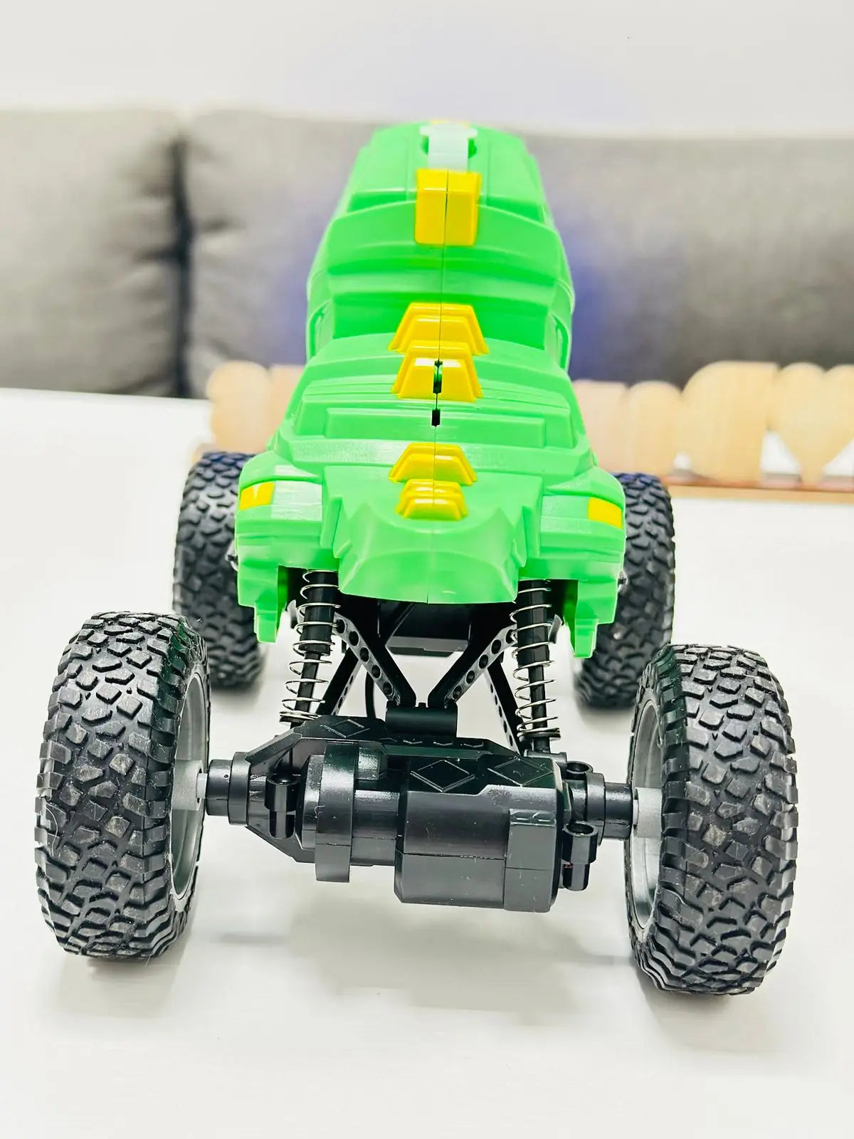 DINOSAUR 360 NA DALJINSKI SA EFEKTOM RIGANJA VODENOG SPREJA DINOSAUR 360 NA DALJINSKI SA EFEKTOM RIGANJA VODENOG SPREJA