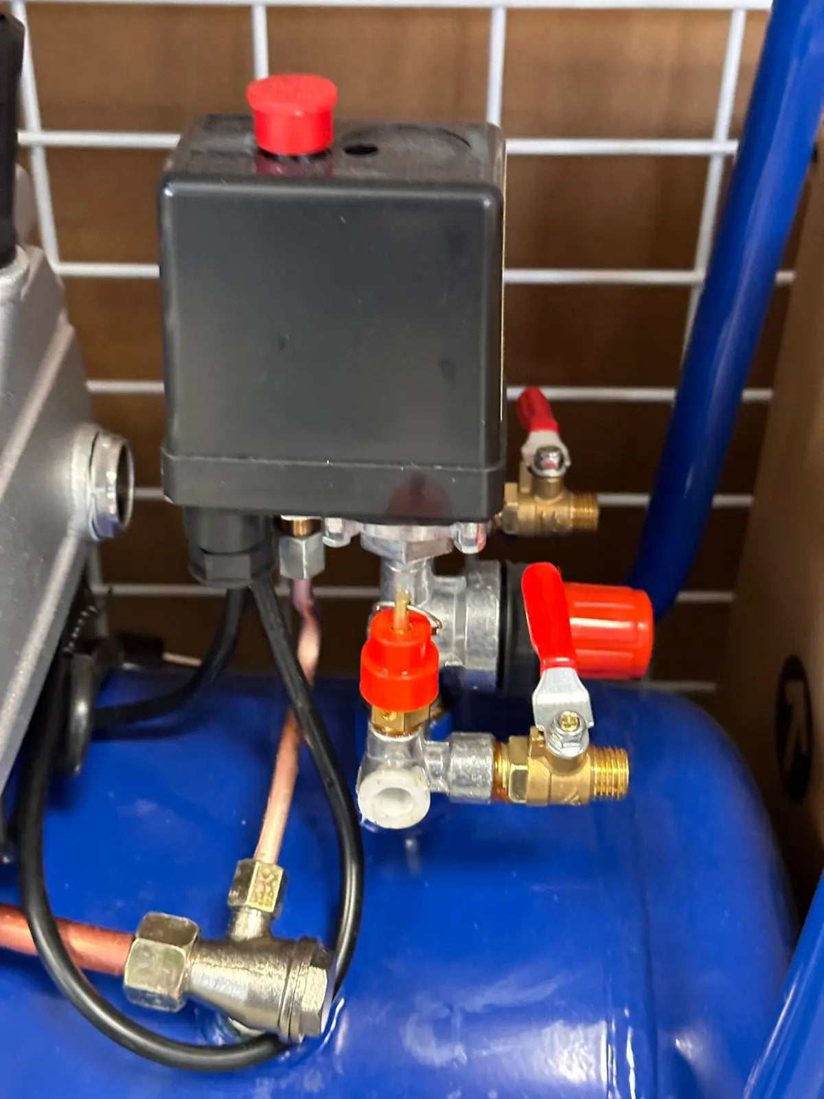 KOMPRESOR HAMMER TOOLS 50L SA 2 IZLAZA KOMPRESOR HAMMER TOOLS 50L SA 2 IZLAZA