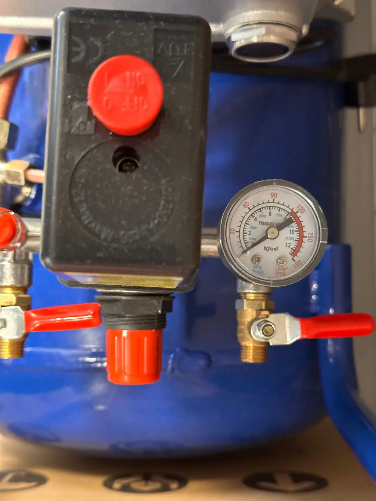 KOMPRESOR HAMMER TOOLS 50L SA 2 IZLAZA KOMPRESOR HAMMER TOOLS 50L SA 2 IZLAZA