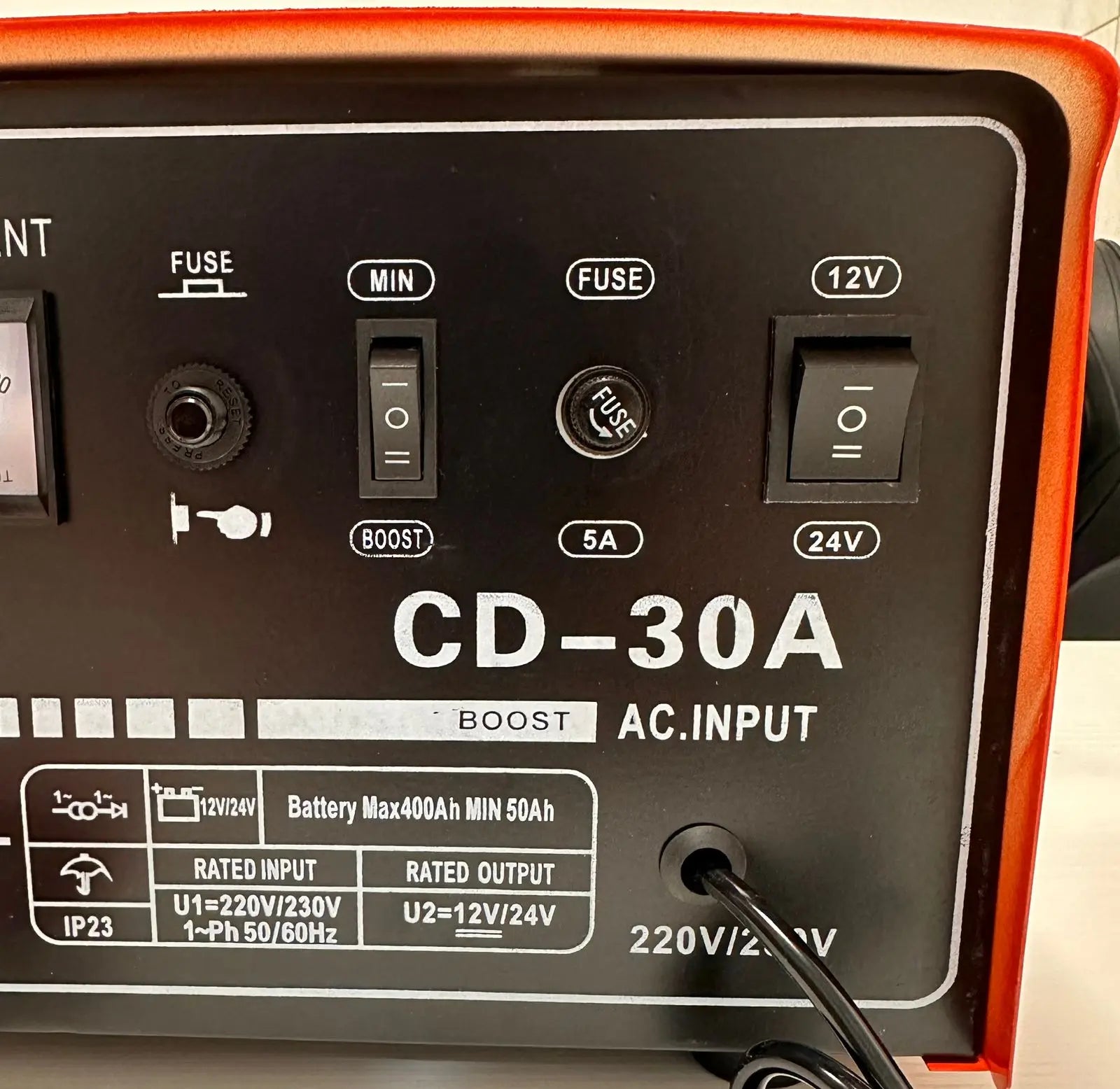 PUNJAČ AKUMULATOR SA FUNKCIJOM BRZOG PUNJENJA Top Proizvodi