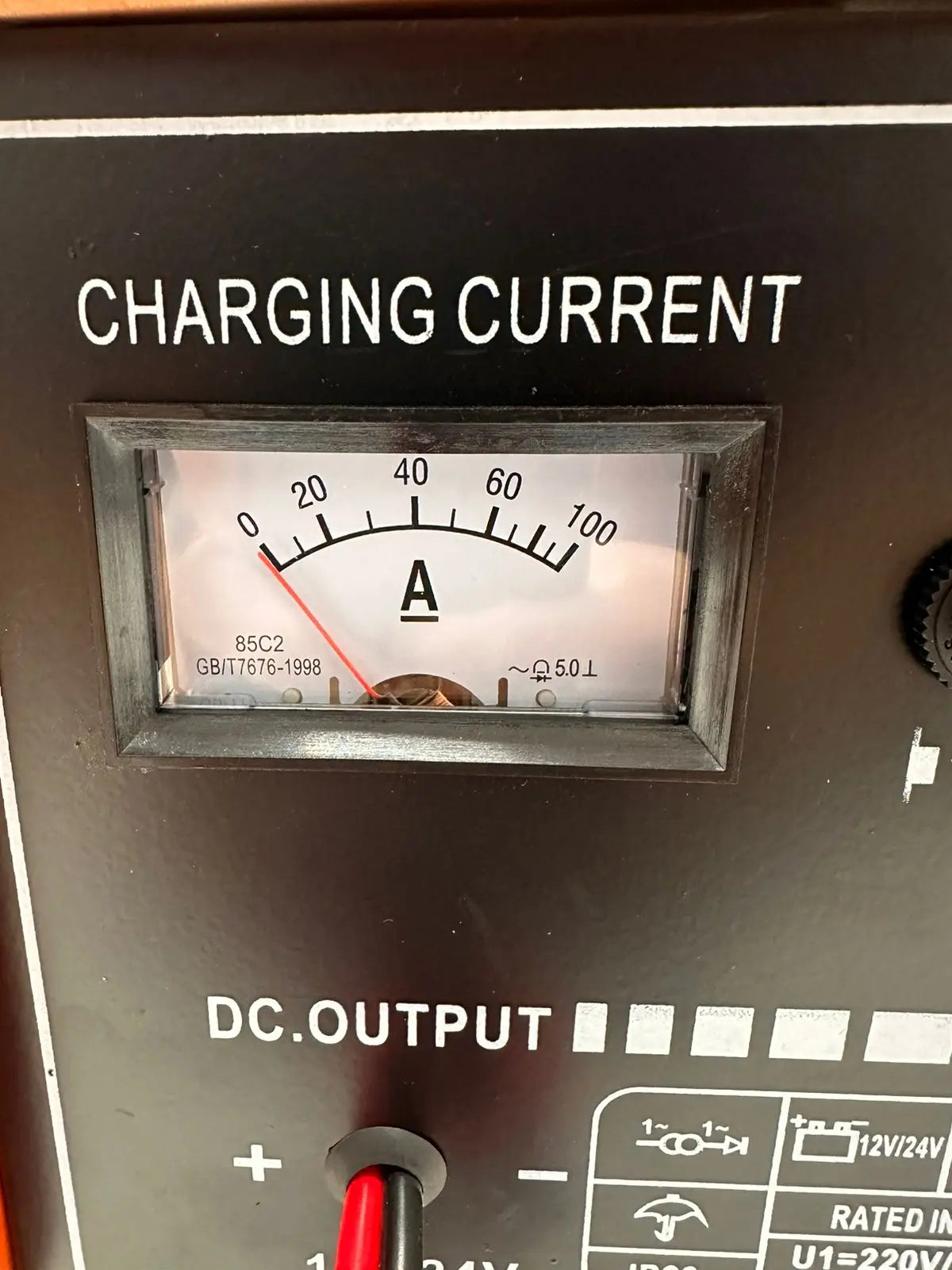 PUNJAČ AKUMULATOR SA FUNKCIJOM BRZOG PUNJENJA Top Proizvodi