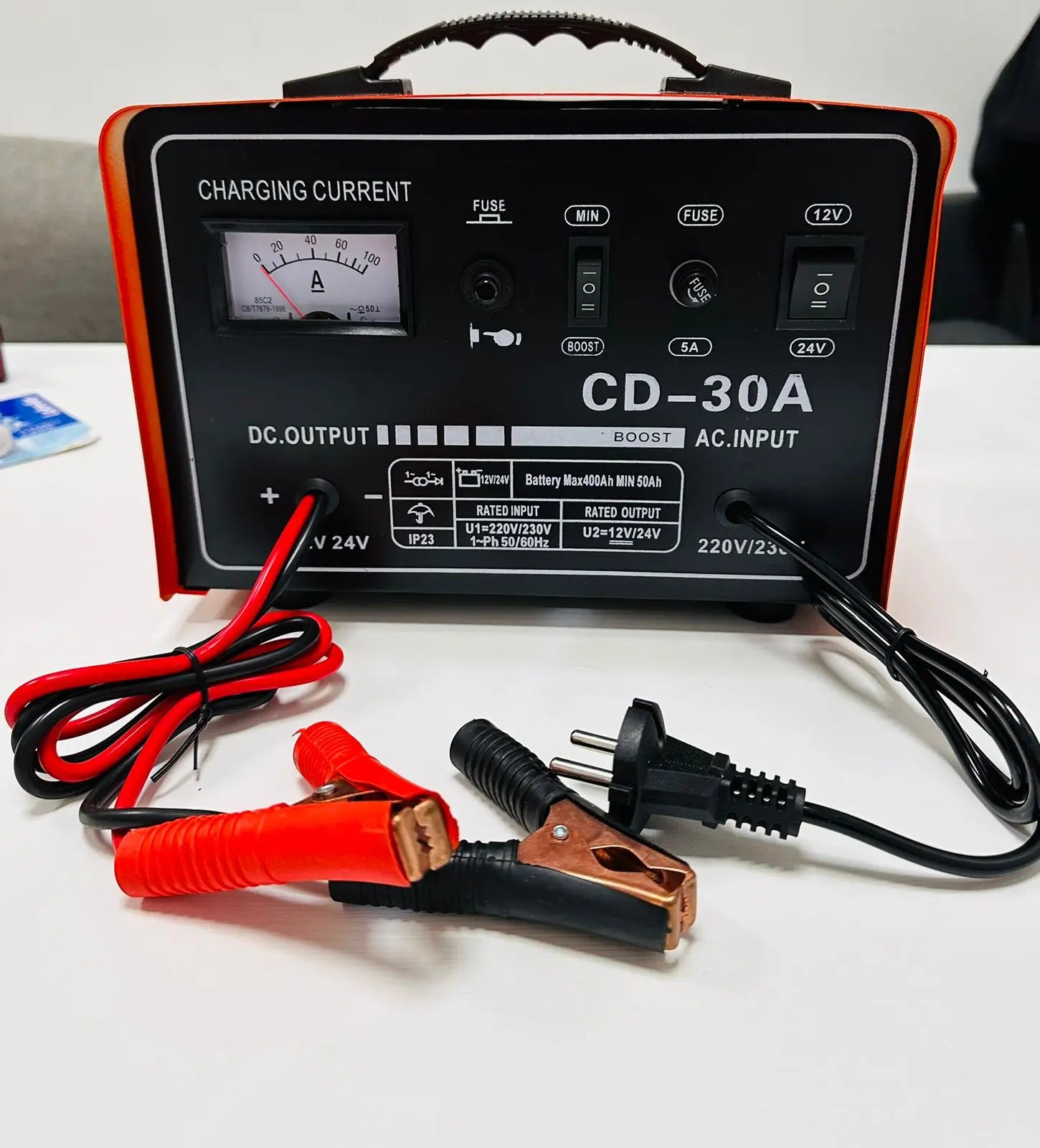 PUNJAČ AKUMULATOR SA FUNKCIJOM BRZOG PUNJENJA Top Proizvodi