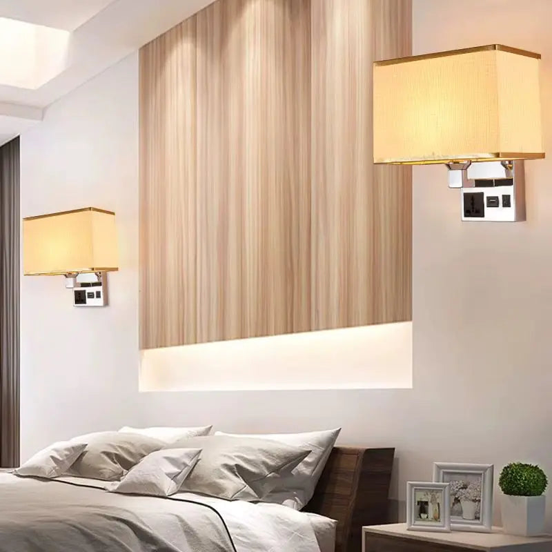 Zidna Lampa s Ugrađenim USB/USB-C Punjenjem + utičnica Outlet Prodaja
